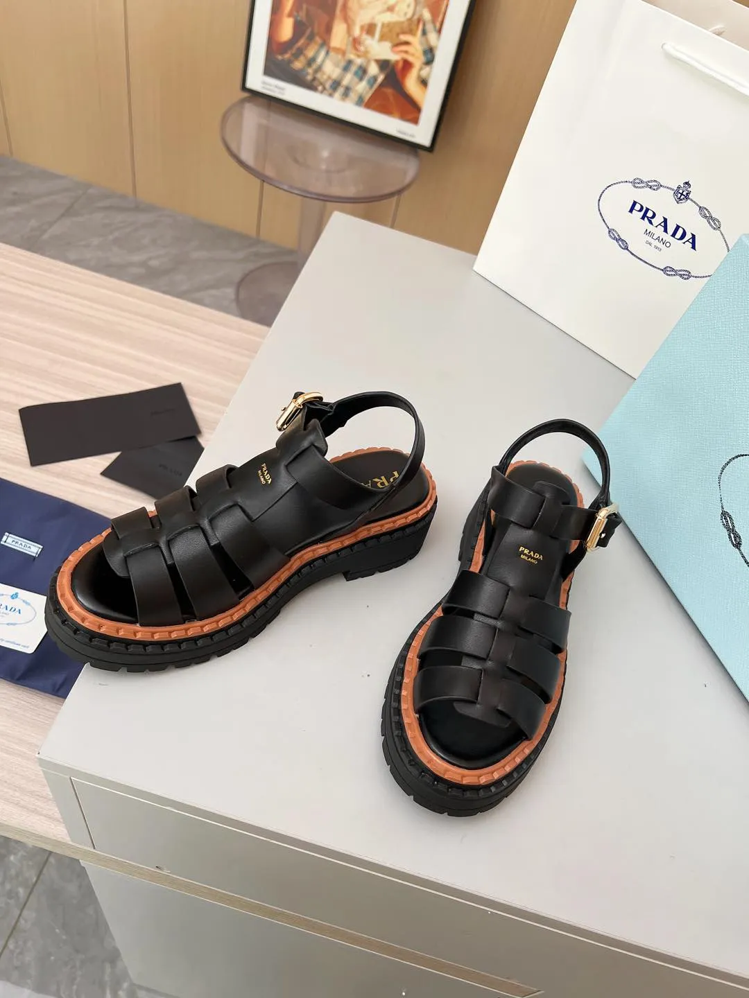 👟👟Ex-factory price 420👟👟 PRADA/Prada 25ss new spring and summer sandals. The simple design is probably the most popular thing about it. It is not the kind that is found on the street. It has its own brand personality. The fabric is made of calfskin and the lining is mixed sheepskin. Heel height: 4.5cm Size: #35-41 (35 41 custom-made is not returnable)